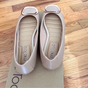 Flat shoes of leather